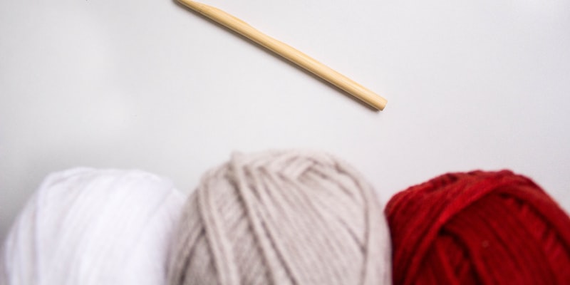 How does yarn weight affect the outcome of knitting projects?